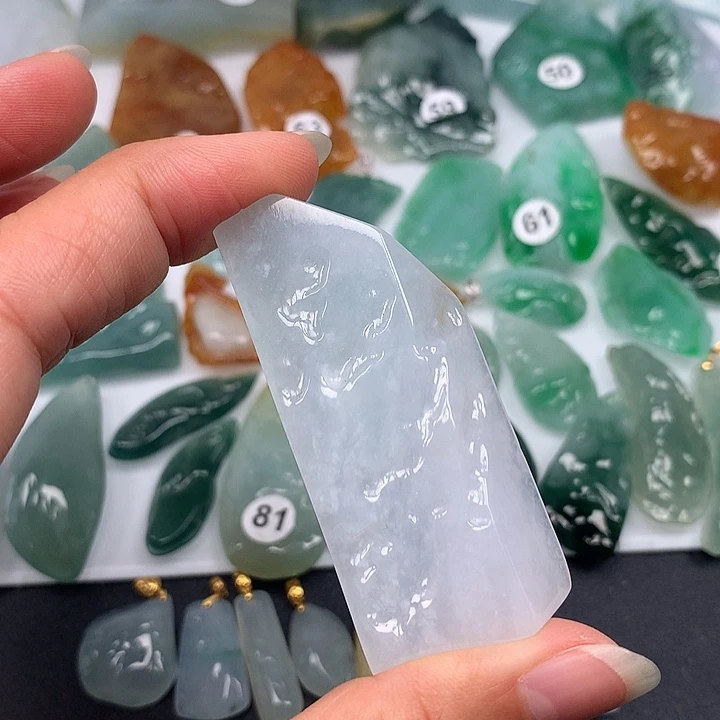 翡翠未镶嵌颈饰随型