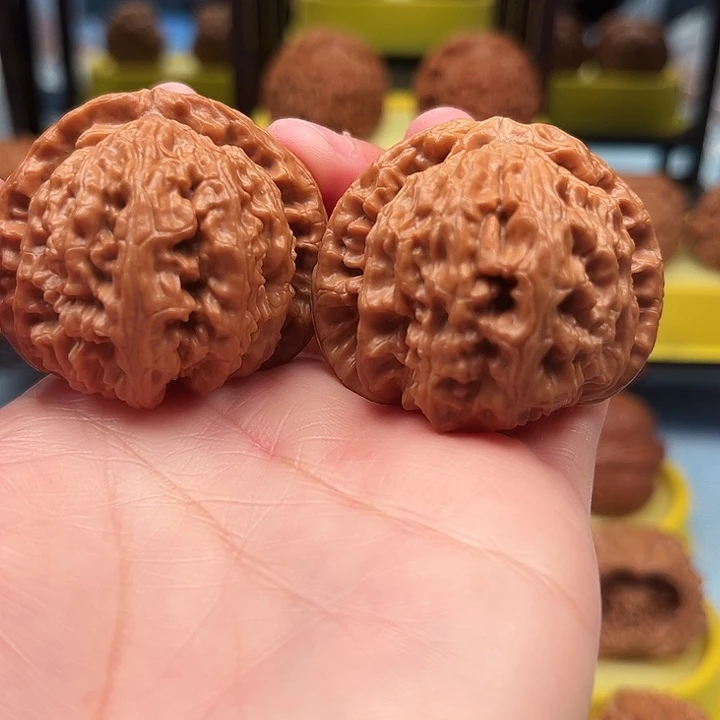 文玩核桃吊坠白狮子43