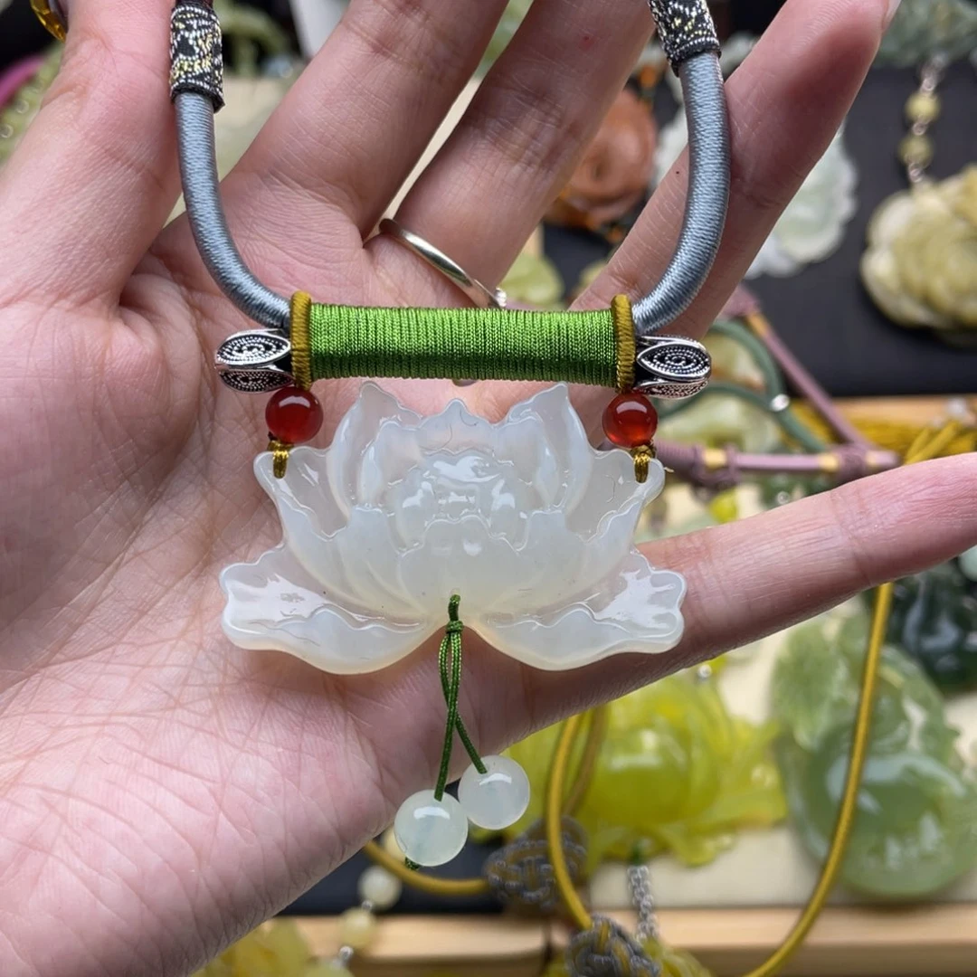 蛇纹石玉颈饰未镶嵌