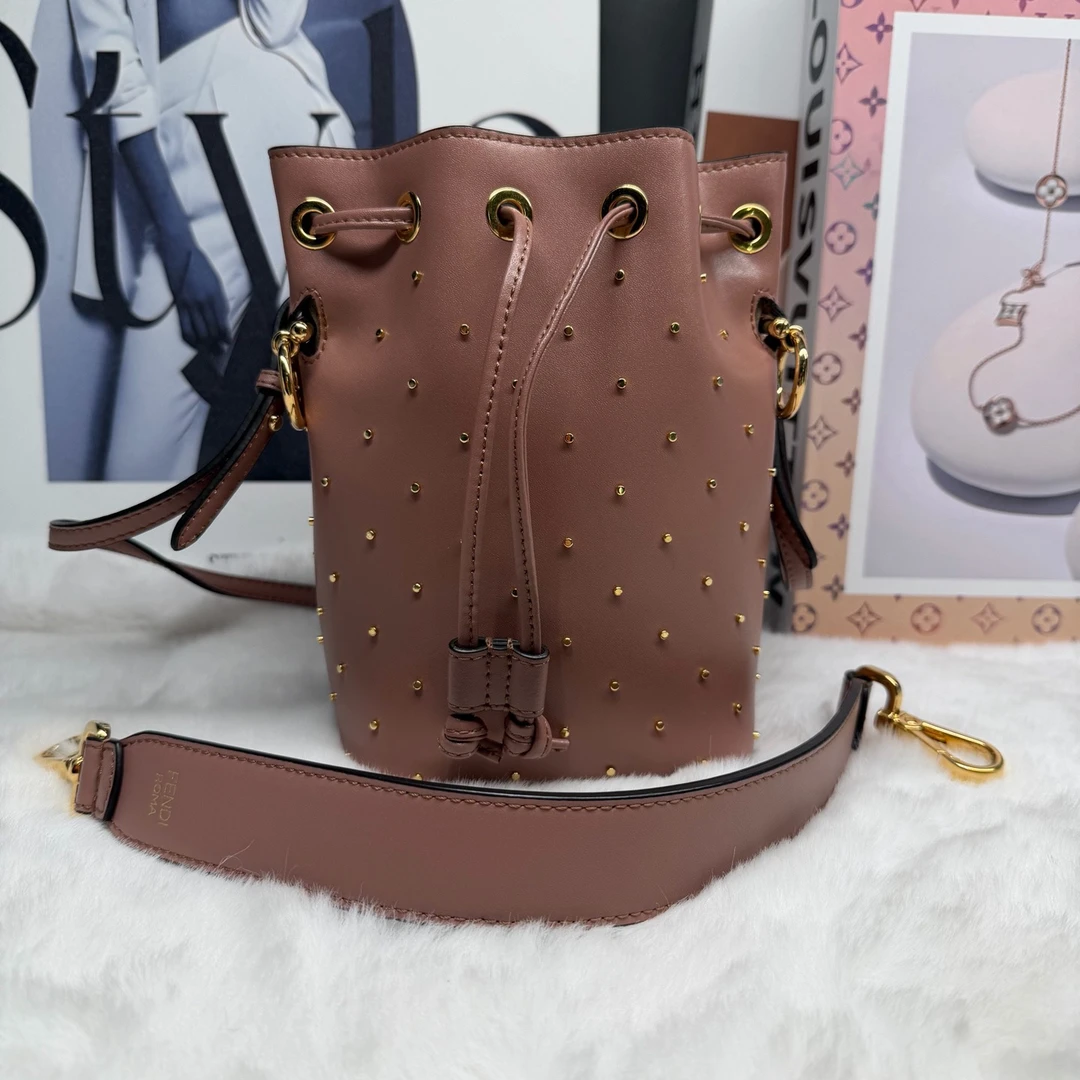 99新 FENDI/芬迪 Fendi铆钉抽绳水桶手提斜挎包mini单包 81608