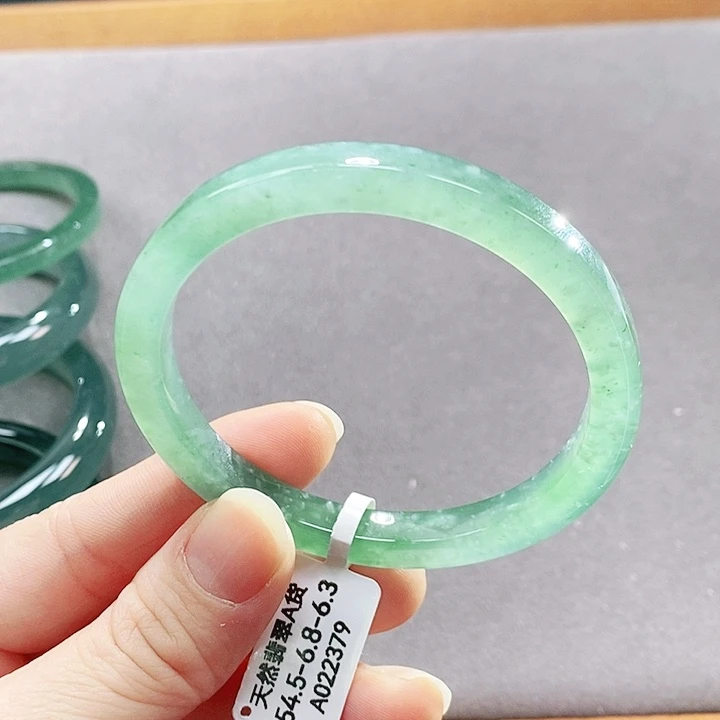 翡翠未镶嵌手镯（圆镯）