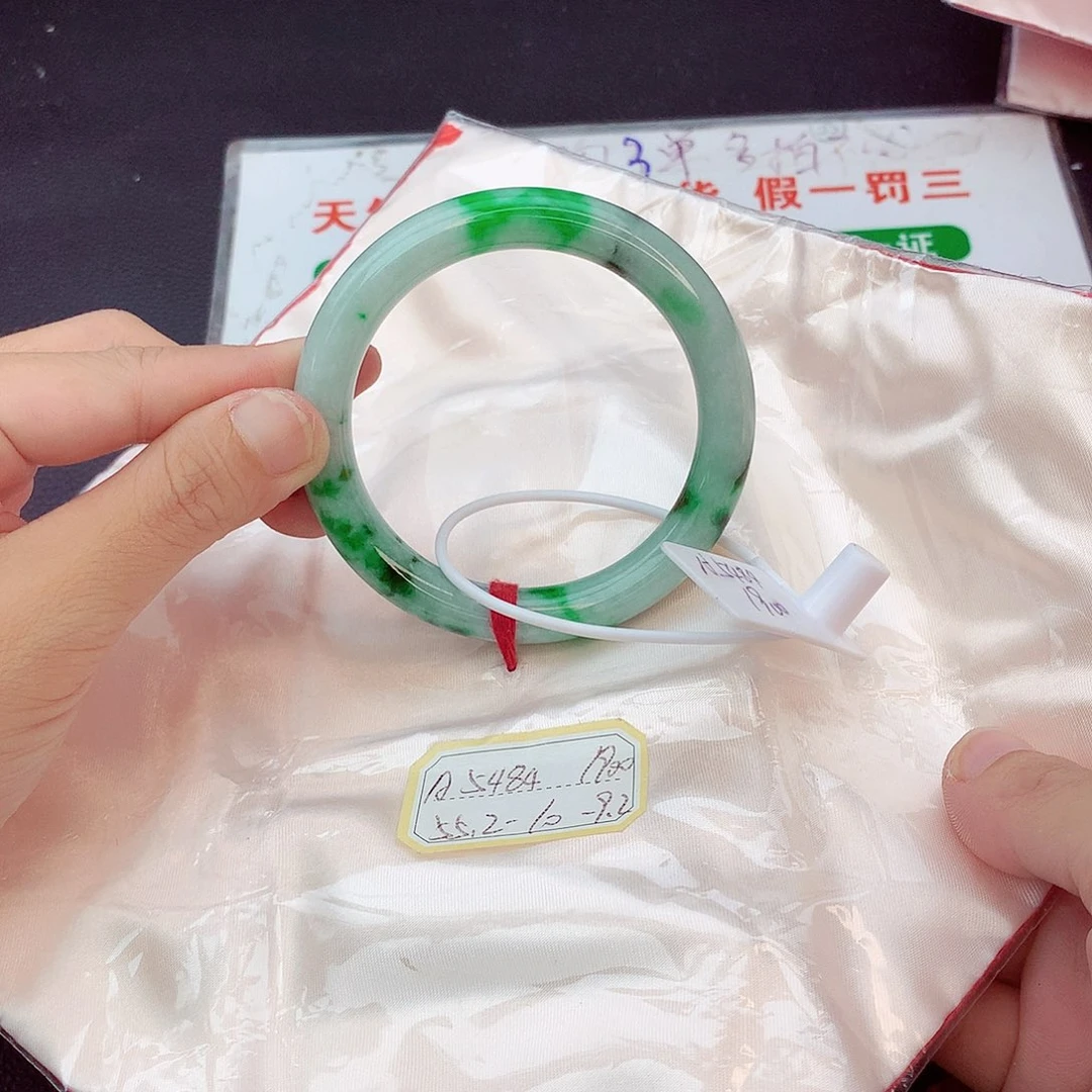 翡翠手镯未镶嵌翡翠