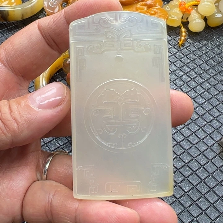 石英质玉（黄龙玉）颈饰未镶嵌