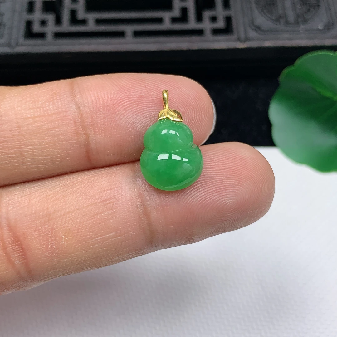 缅甸天然翡翠A货18K金扣精美飘阳绿饱满葫芦吊坠尺寸14*11*5.2mm