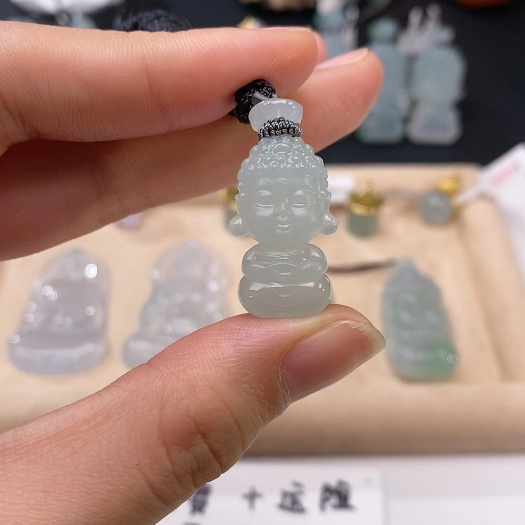 翡翠颈饰未镶嵌禅定