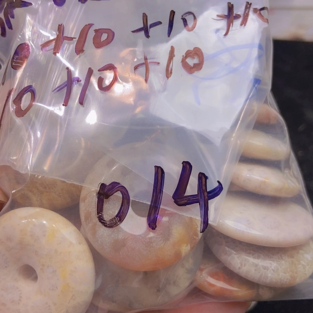 硅化珊瑚（珊瑚玉）未镶嵌颈饰弥*桃