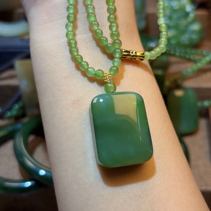 颈饰未镶嵌和田玉（碧玉）