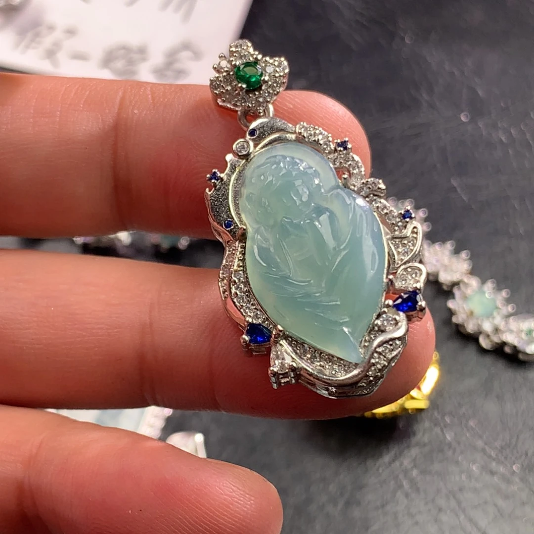 翡翠未镶嵌颈饰天使