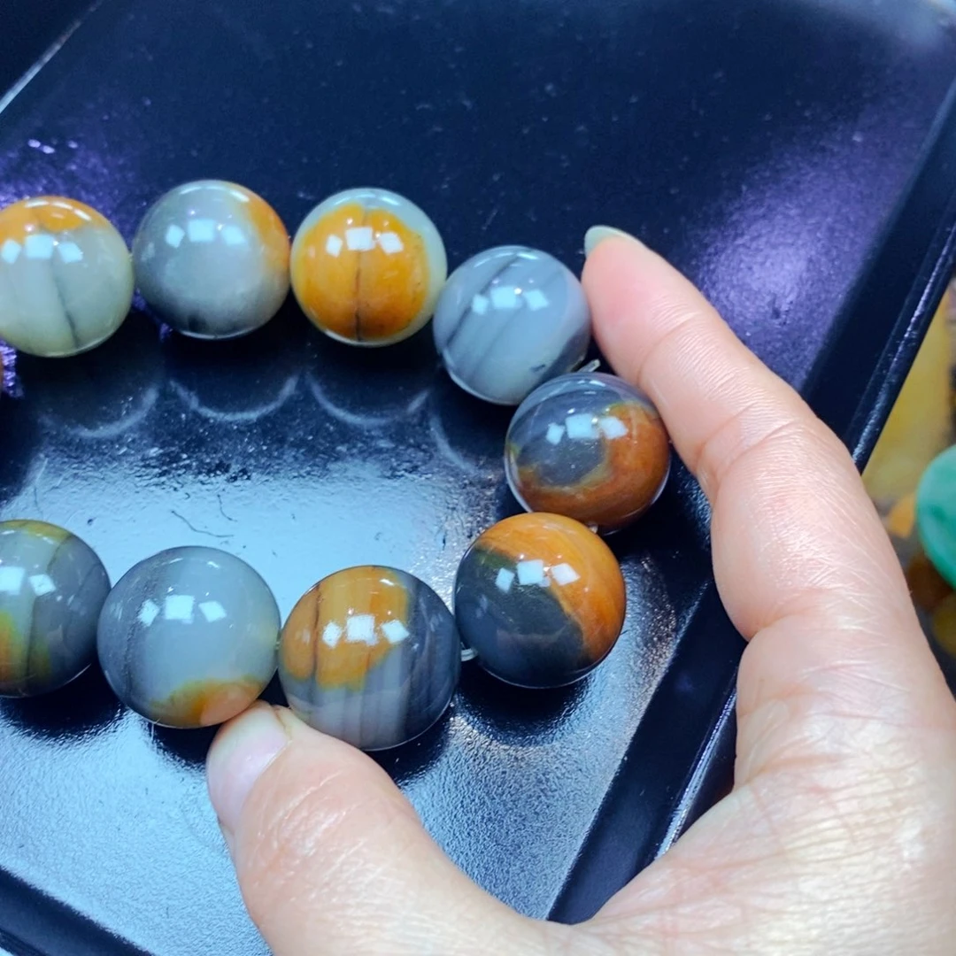 未镶嵌石英质玉（黄龙玉）颈饰