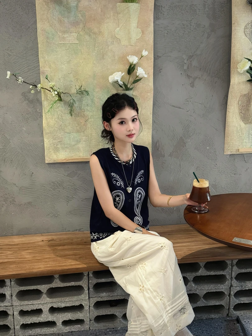 2025夏季新款民族风复古无袖针织开衫上衣女花朵镂空休闲裤两件套