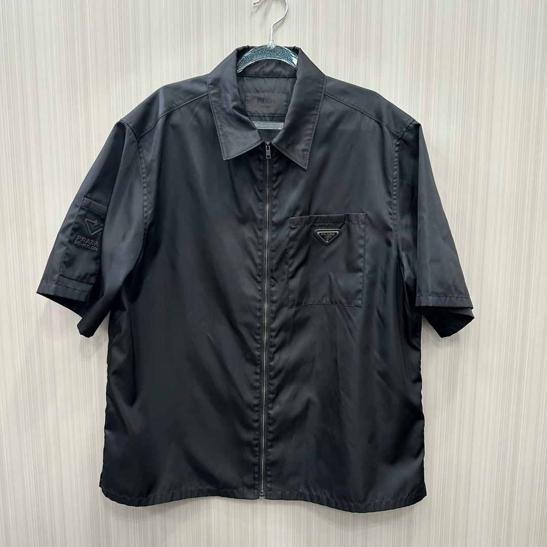 99新 Prada/普拉达 胸前钢标衬衫短袖 尺码：L 10155