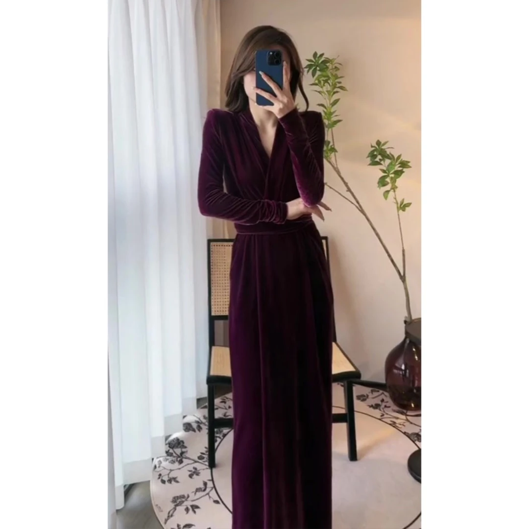 正式场合酒红色丝绒连衣裙秋款女气场强大女装千金感穿搭礼服裙