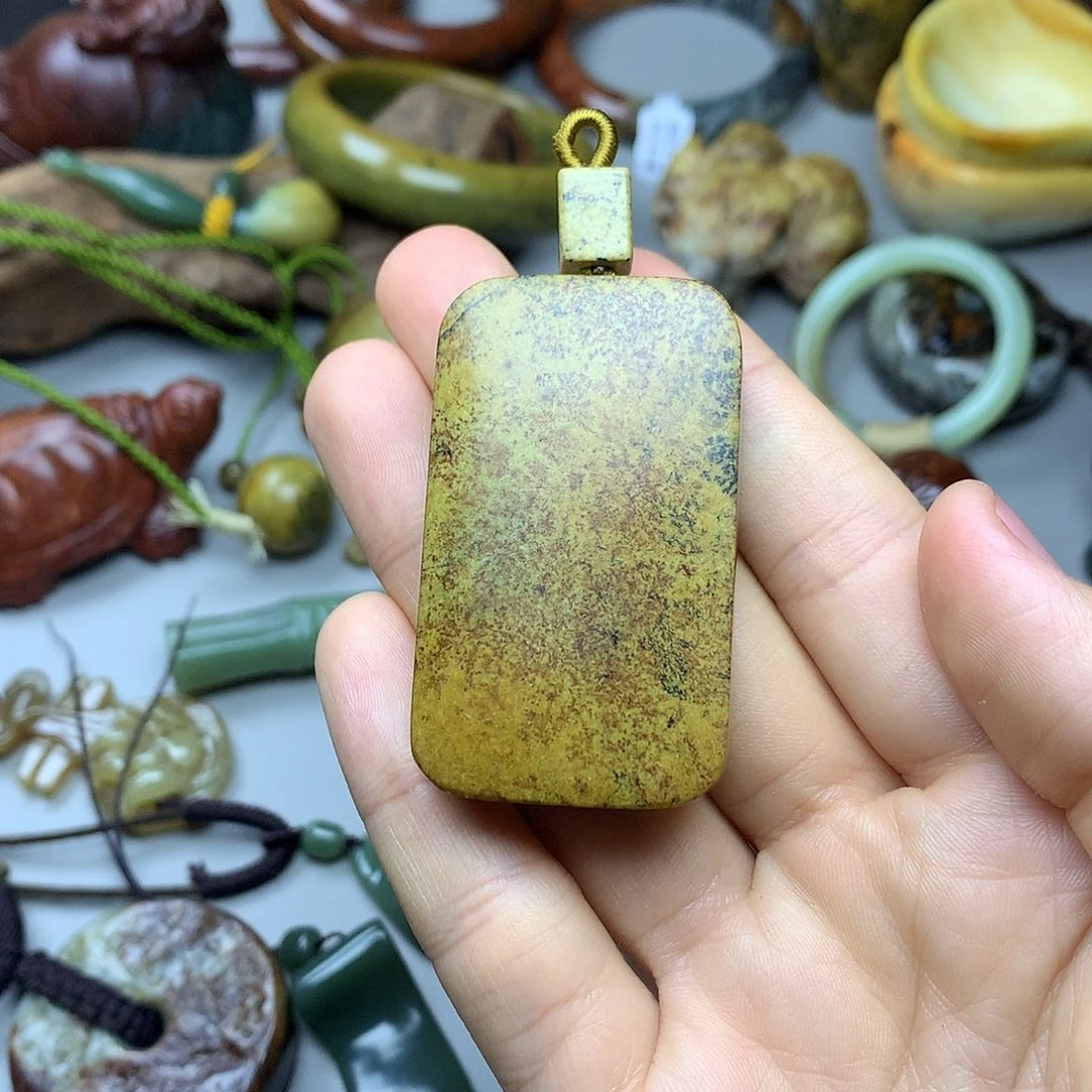 透闪石质玉挂件未镶嵌