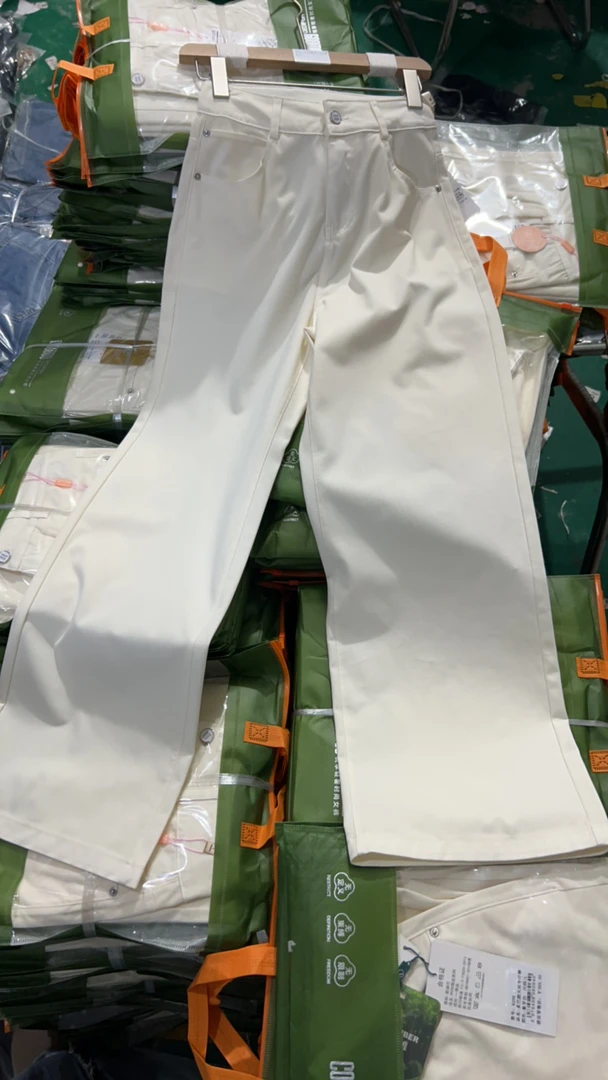 9256#Bi冲~象牙白牛仔裤 天*丝 直筒裤女