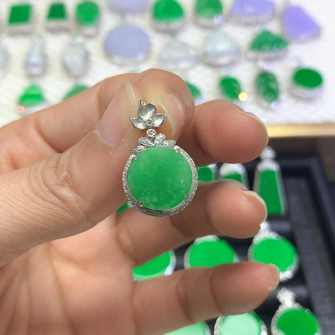 颈饰18K金镶嵌翡翠吊坠