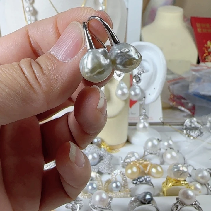 海水珍珠卡11左右澳白撒金巴洛克两个银S925镶嵌有**?