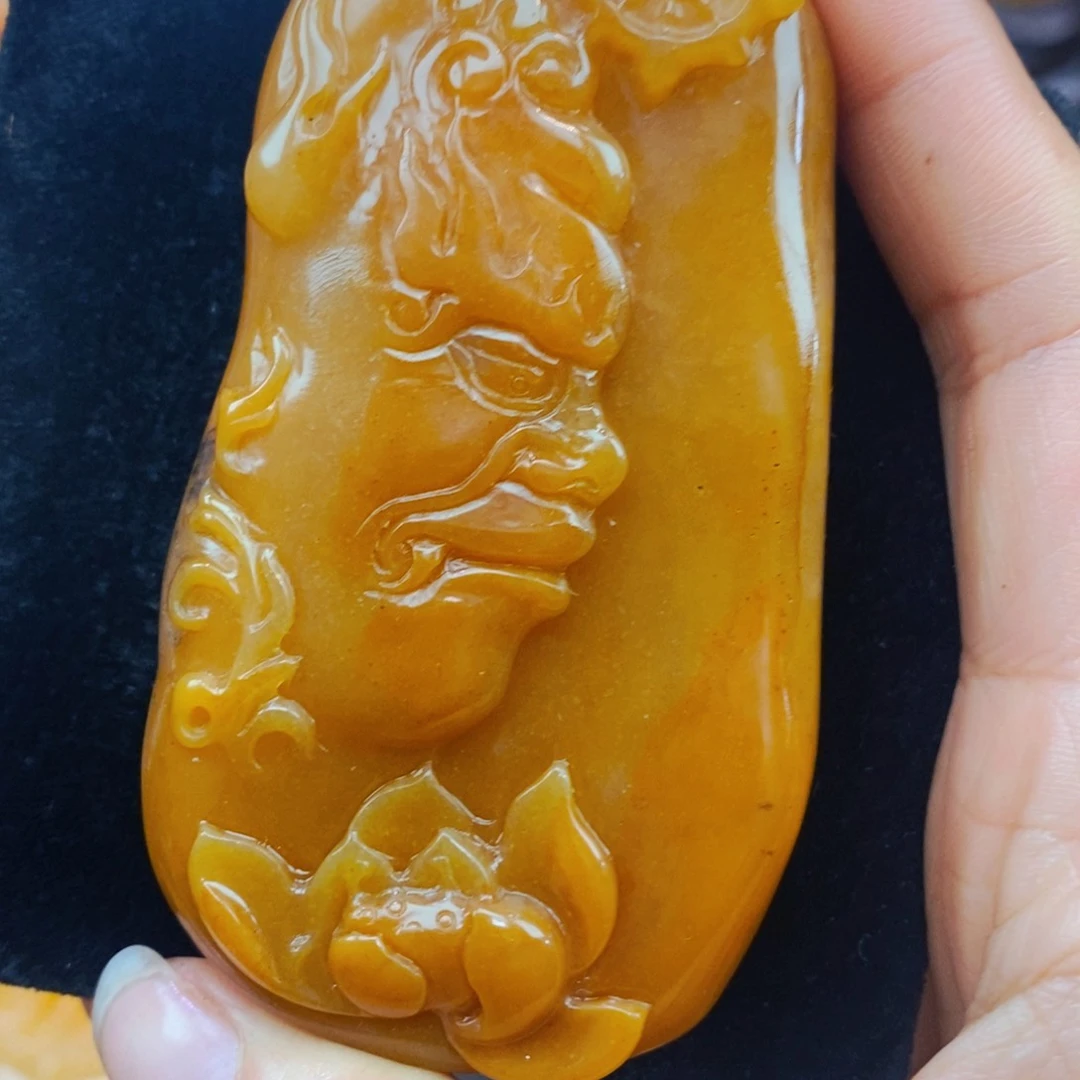 未镶嵌石英质玉（黄龙玉）颈饰