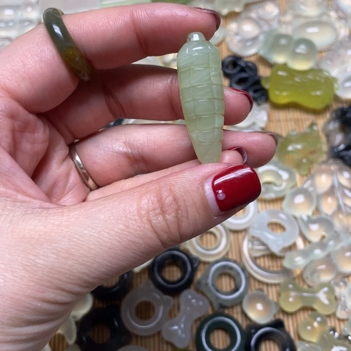 蛇纹石玉颈饰未镶嵌