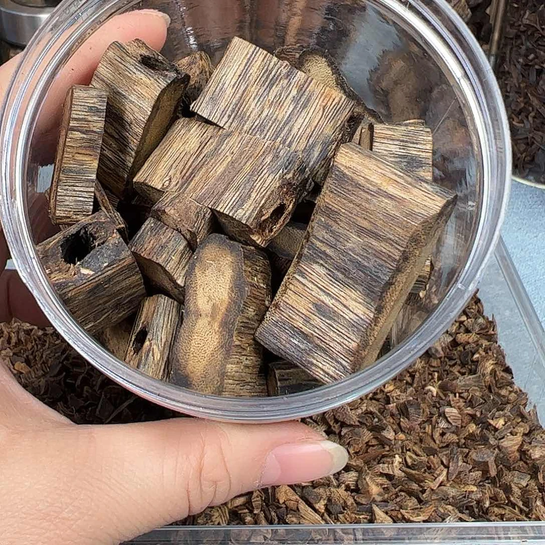 沉香木手把件莺歌绿奇楠边角老料100克