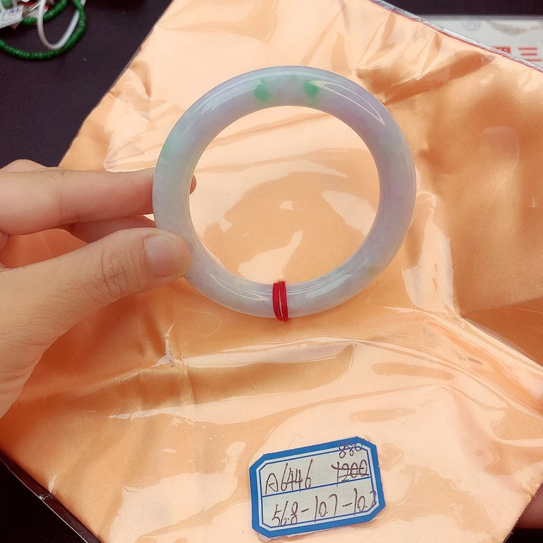 翡翠手镯未镶嵌翡翠