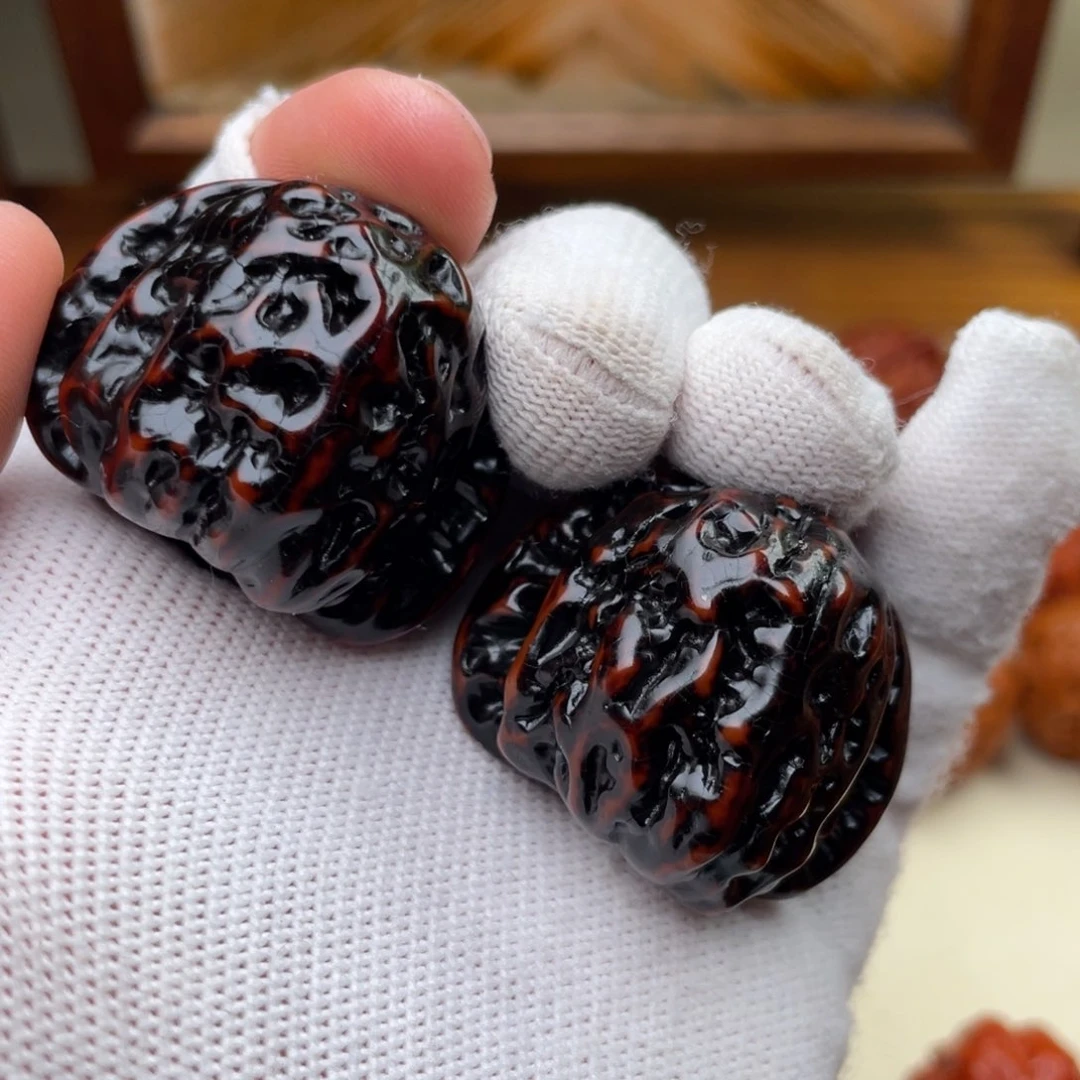 文玩核桃把件地闷白狮子 38