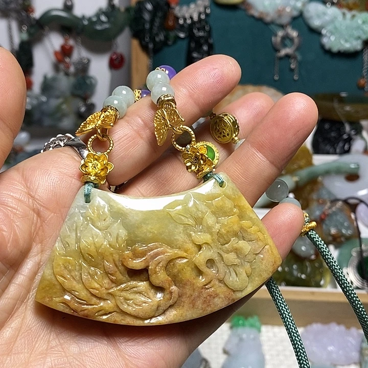 翡翠未镶嵌吊坠(赠链)