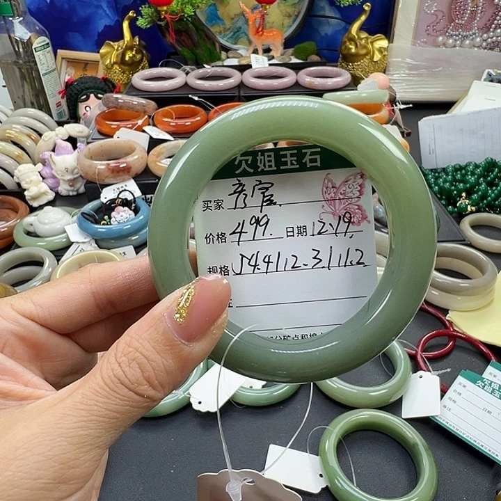 彦***官石英岩玉未镶嵌手镯