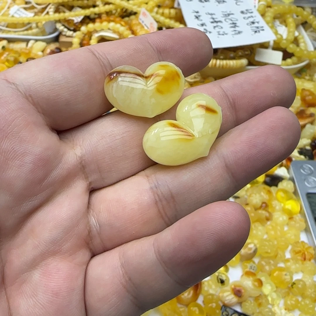 琥珀未镶嵌裸石6.66克两个有瑕01