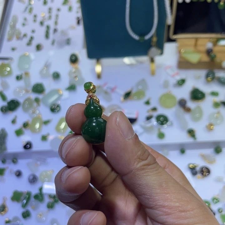 和田玉18K金镶嵌颈饰