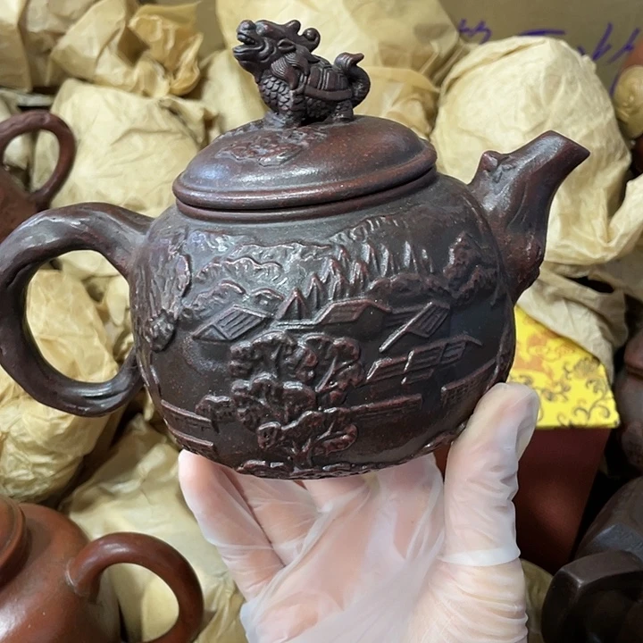 茶壶紫砂原矿泥料，手工制作的一把紫砂壶。