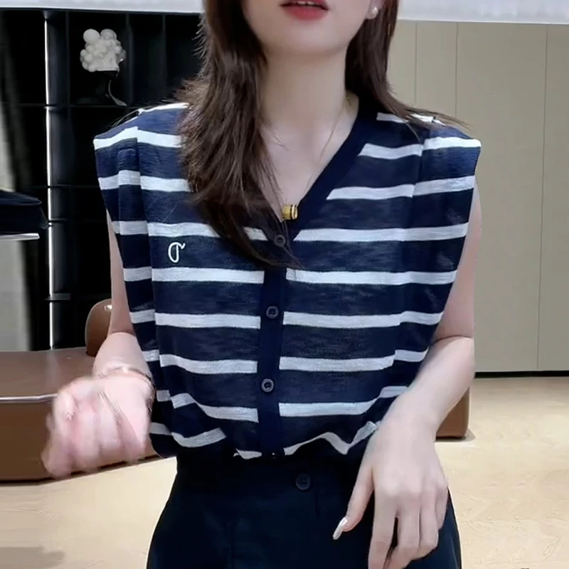 2025年夏季新款韩版时尚简约V领无袖针织衫女时尚宽松设计感上衣