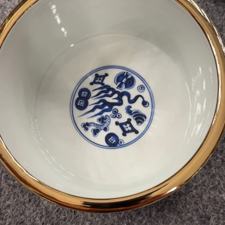今***在景德镇手工手绘陶瓷