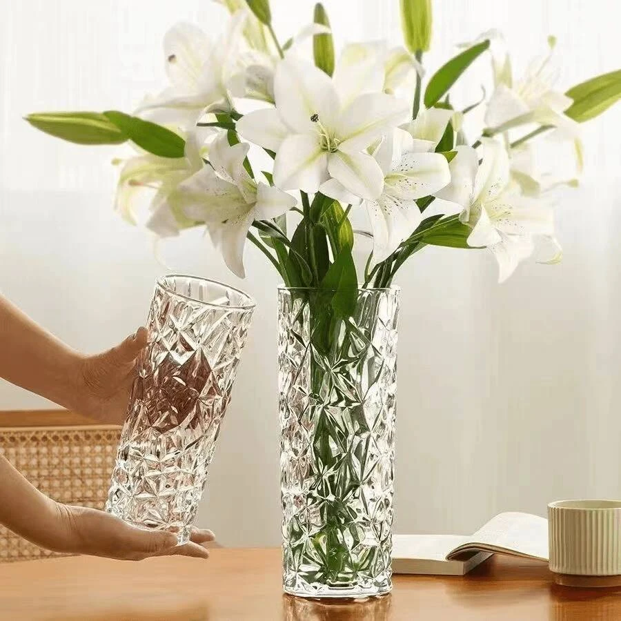 钻石直筒设计的透明玻璃花瓶适合家居店铺插花彰显高级感