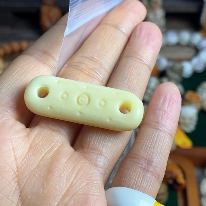 柯*配饰驼骨雕刻二饼一个