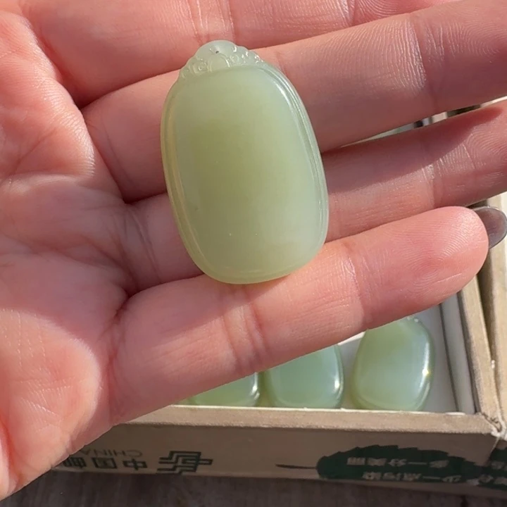 和田玉未镶嵌颈饰冰心