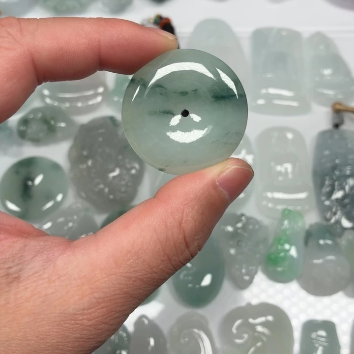 翡翠未镶嵌颈饰飘花平安扣