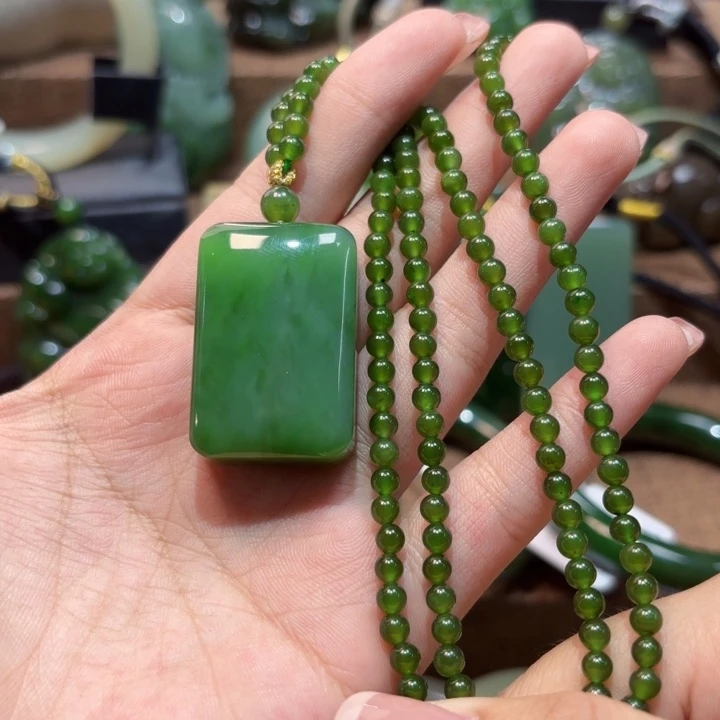 颈饰未镶嵌和田玉（碧玉）