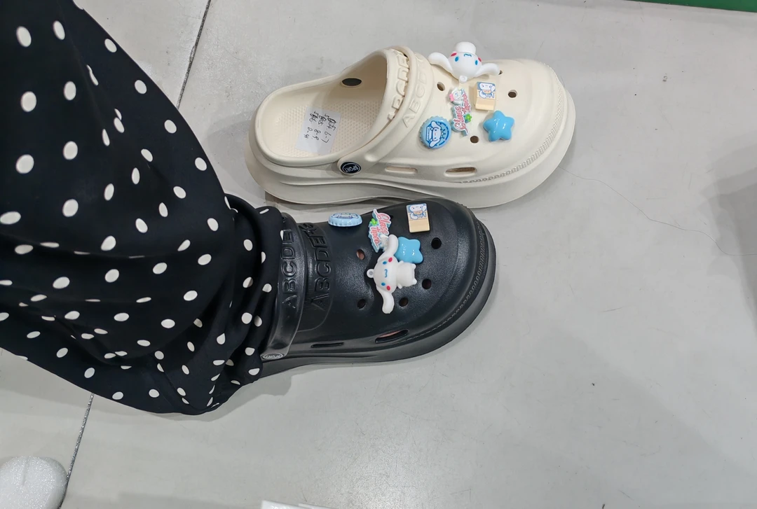 厚底平底洞洞鞋玉桂狗。包头一脚蹬低帮