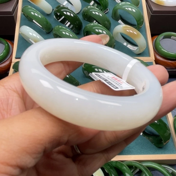 和田玉未镶嵌手镯