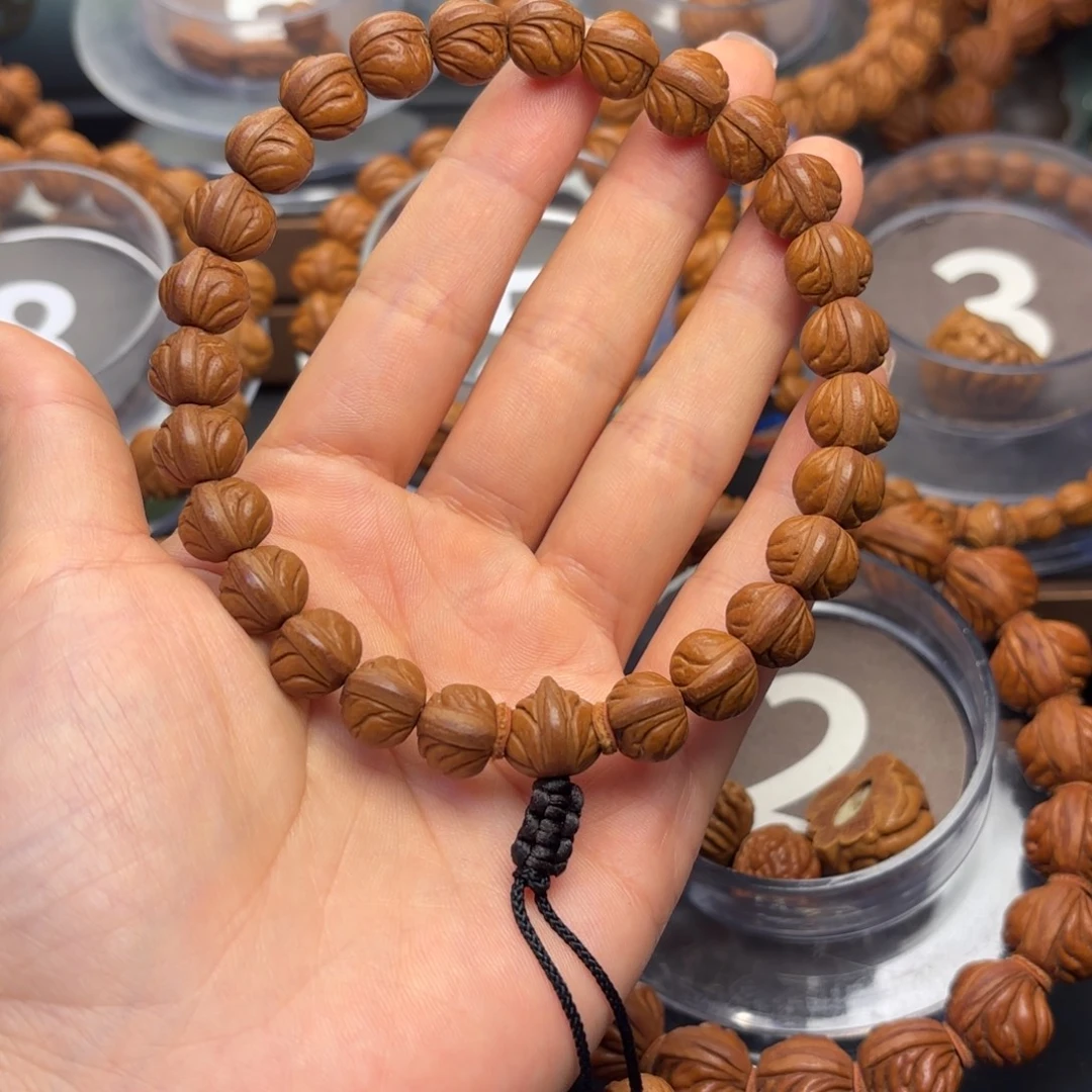 单***性桃核吊坠野生玉龙脊11手持