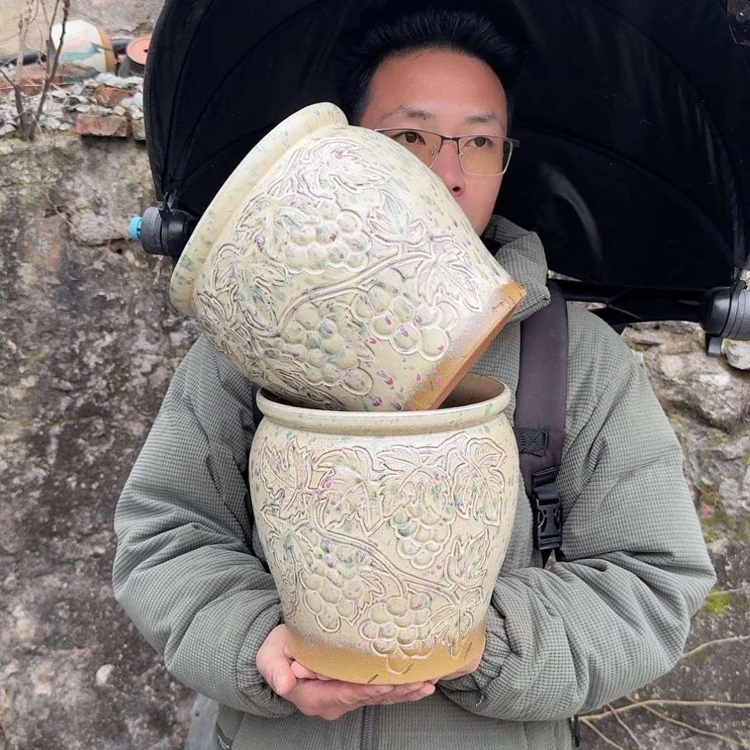 紫砂花盆口20高21（两个葡萄彩色