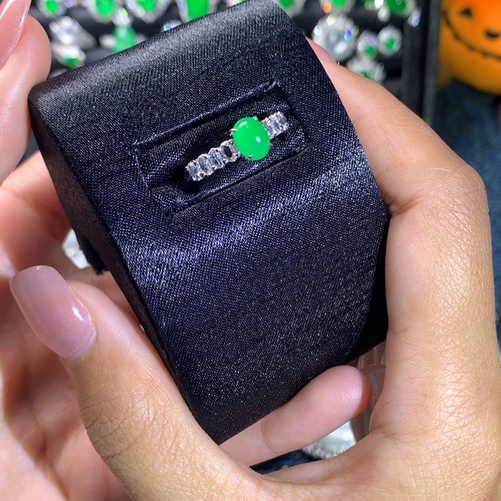 翡翠18K金镶嵌戒指阳绿蛋面