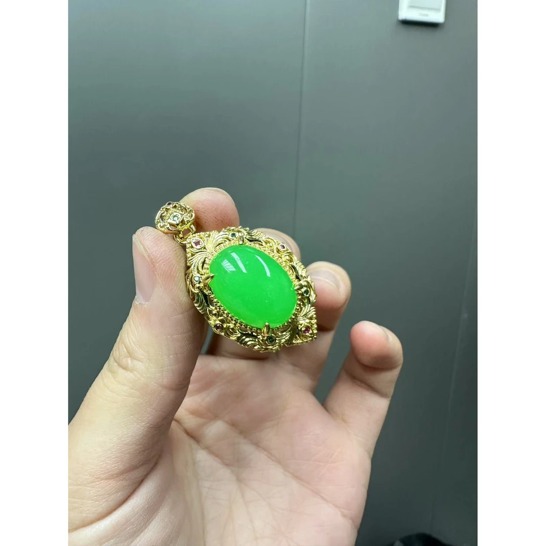 翡翠冰阳绿14k设计款四爪椭圆形大蛋面吊坠