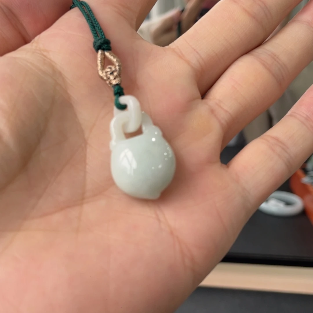 翡翠未镶嵌颈饰桃