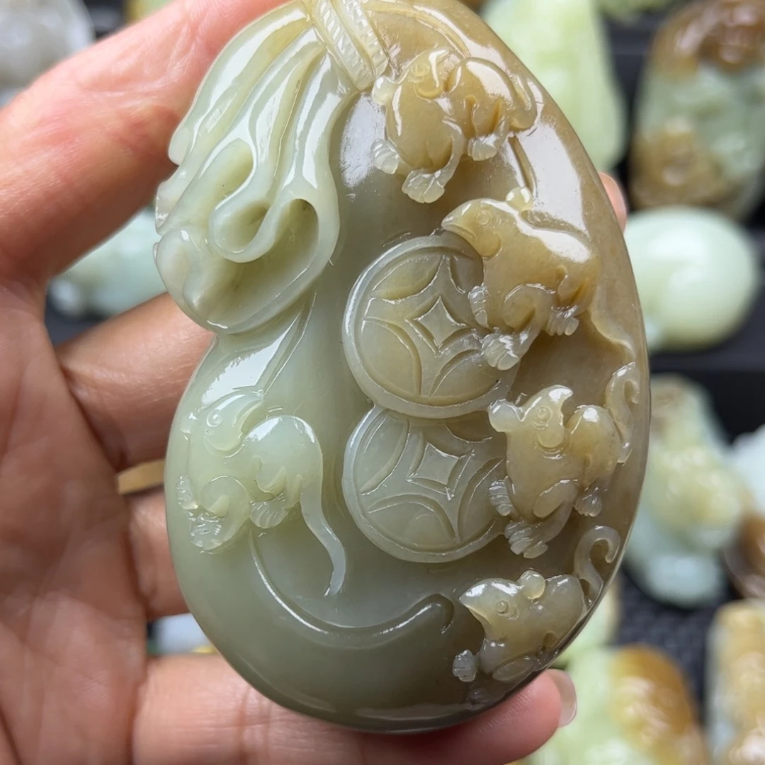 和田玉未镶嵌把件