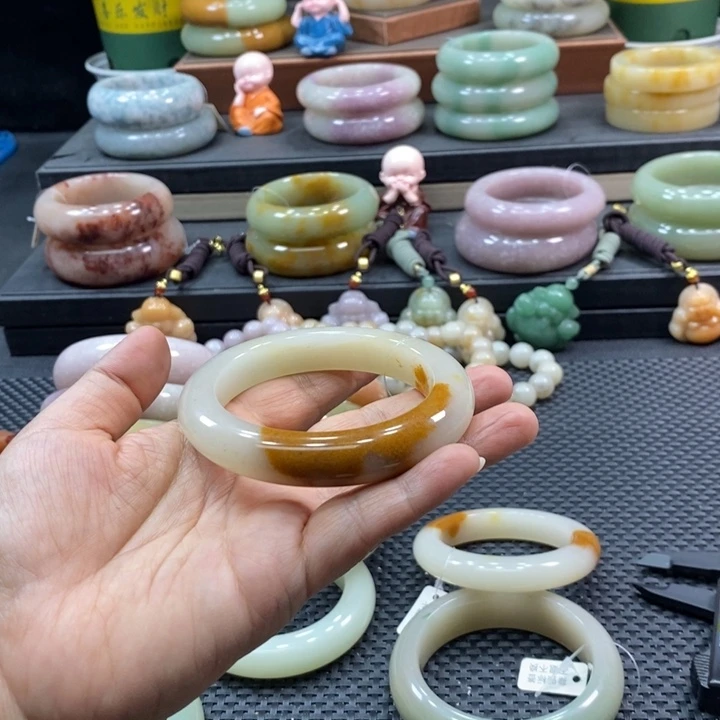 未镶嵌手镯石英岩玉