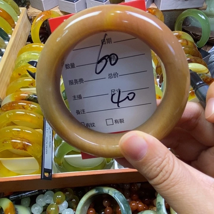 一***排蛇纹石玉未镶嵌手镯