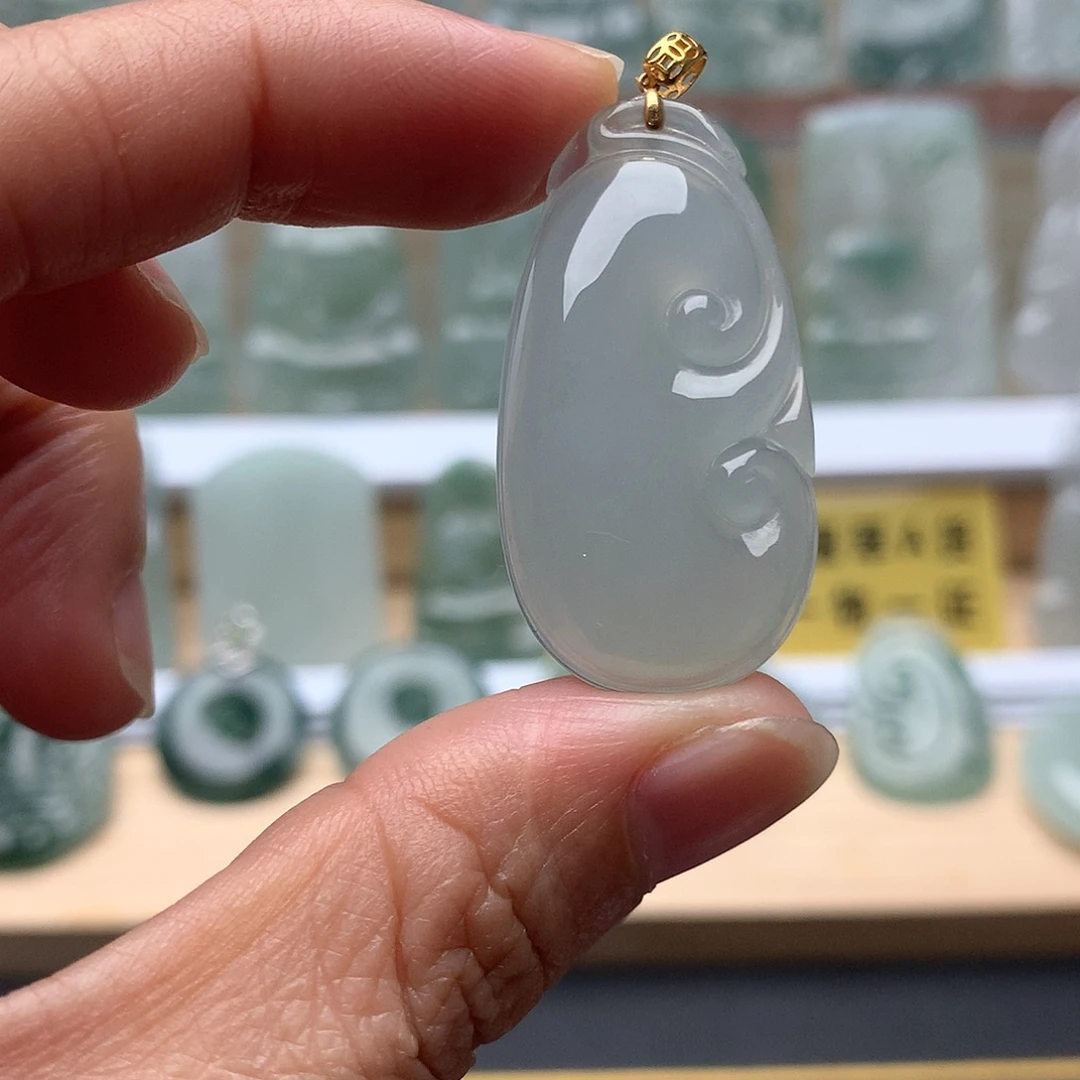 翡翠未镶嵌颈饰如意