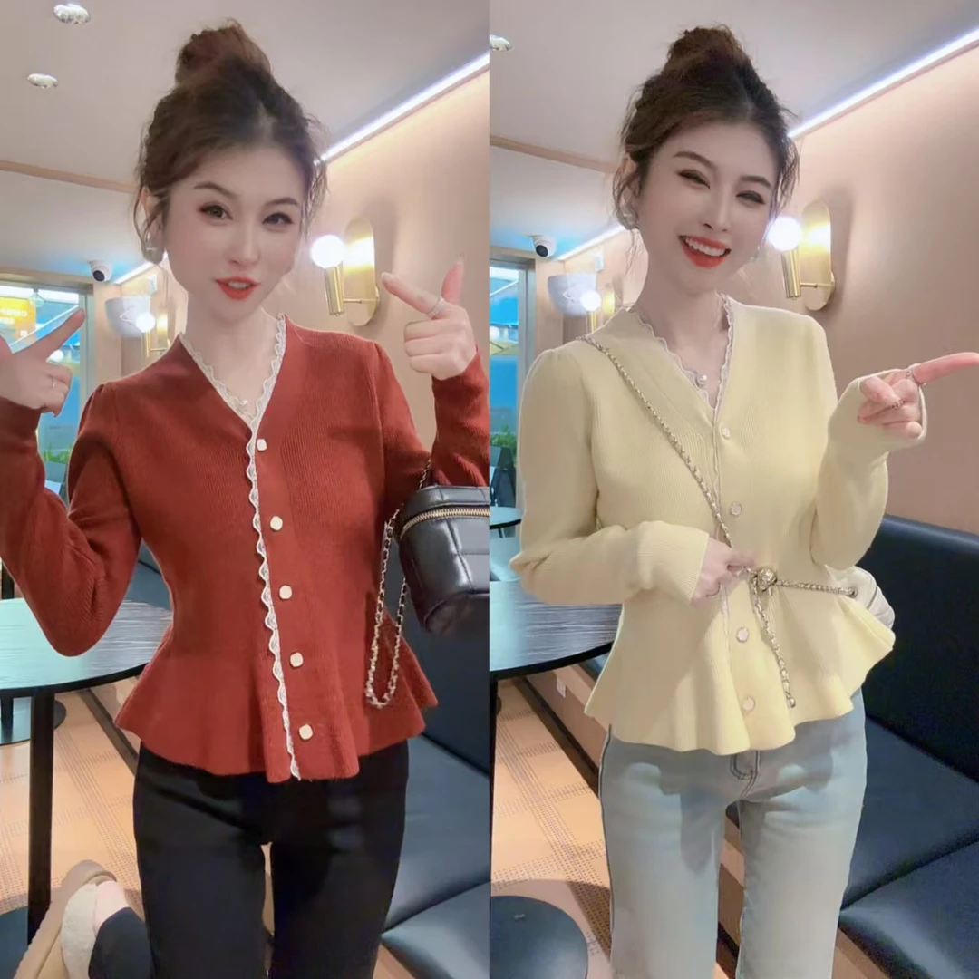 【月月专享】坠入爱河.蕾丝拼接V领显瘦上衣XXJ-YG001030