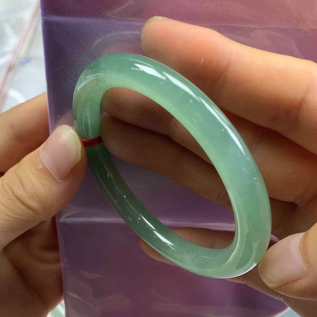 翡翠手镯未镶嵌翡翠